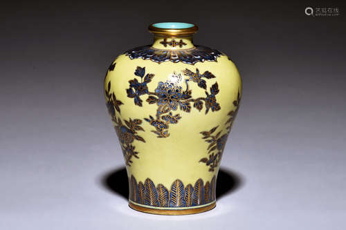 GILT DECORATED BLUE AND WHITE VASE, MEIPING