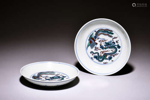 PAIR OF DOUCAI 'DRAGON AND PHOENIX' DISHES