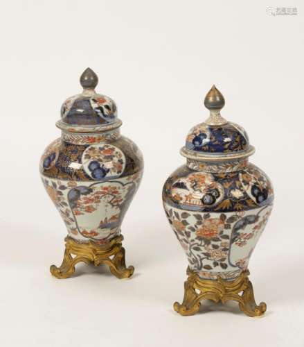 A PAIR OF JAPANESE IMARI PORCELAIN VASES AND COVERS