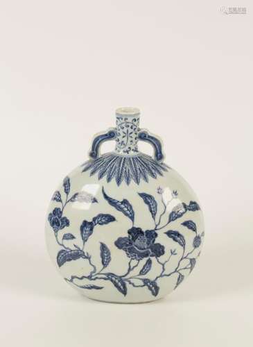 A CHINESE BLUE AND WHITE PORCELAIN MOON FLASK