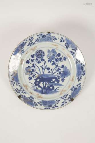 A CHINESE BLUE AND WHITE EXPORT PORCELAIN CIRCULAR LARGE PLATE