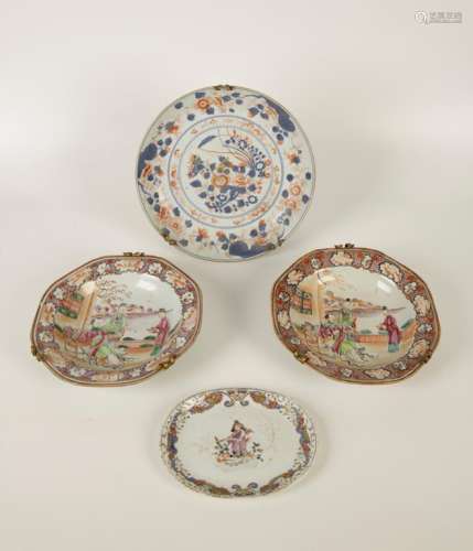 A CHINESE FAMILLE ROSE SPOON TRAY OR TEAPOT STAND