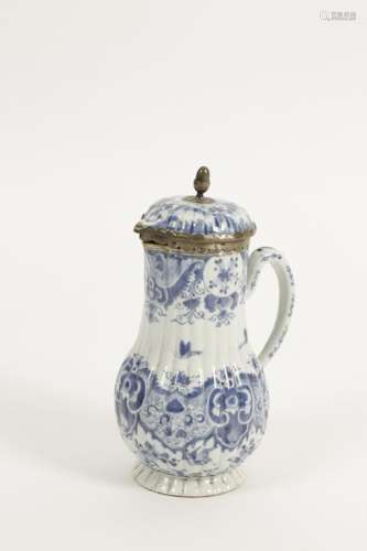 A CHINESE EXPORT PORCELAIN COFFEE POT AND COVER