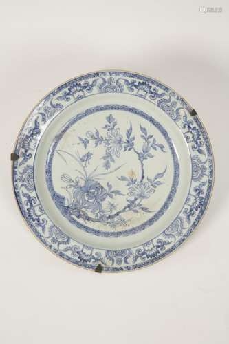 A CHINESE BLUE AND WHITE EXPORT PORCELAIN CIRCULAR DISH