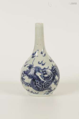 A CHINESE BLUE AND WHITE PORCELAIN DRAGON VASE