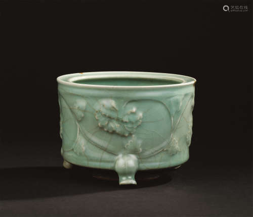 宋代(960-1279) 龙泉窑牡丹纹三足香炉