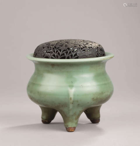 南宋(1127-1279) 龙泉窑青瓷三足香炉