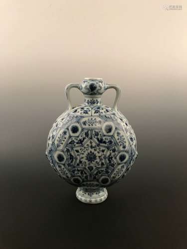 Fine Chinese Ming Style Blue and Whte Vase