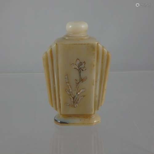 Chinese Qing Dynasty Jade Snuffbottle