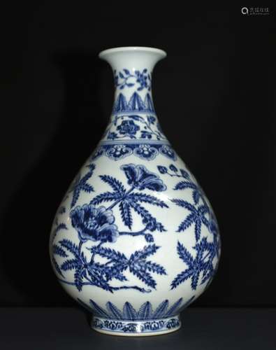 A BLUE AND WHITE VASE