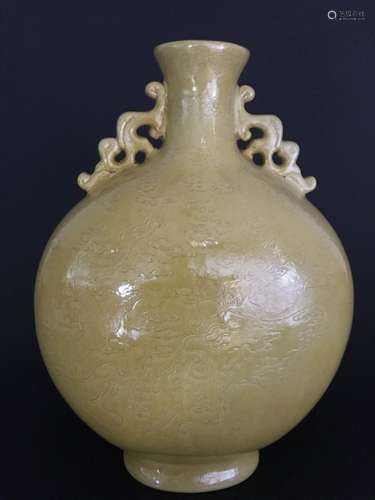 QIANLONG MARK, A YELLOW GROUND DRAGON MOONFLASK