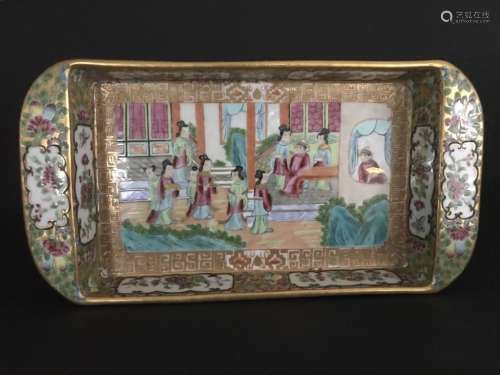 A FAMILLE ROSE RECTANGLE DISH