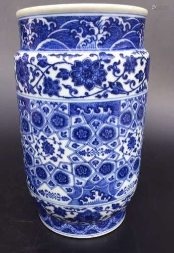 A BLUE AND WHITE WIDE MOUTH VASE