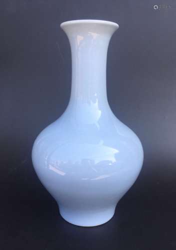 QIANLONG MARK, A BLUE GLAZED VASE