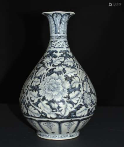 A BLUE AND WHITE VASE