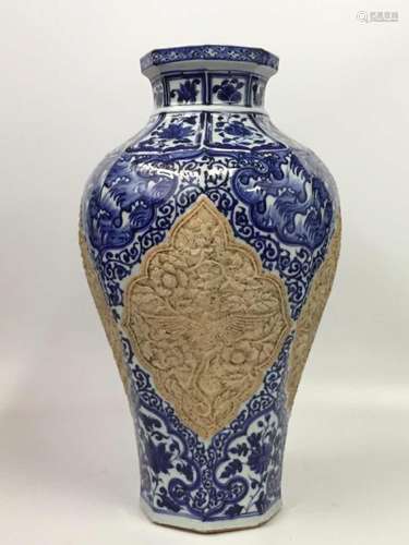 A BLUE AND WHITE VASE