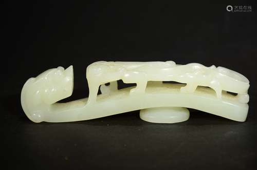 A WHITE JADE CARVING DRAGON PENDANT