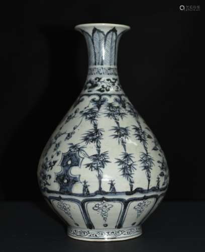 A BLUE AND WHITE VASE