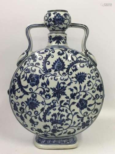 XUANDE MARK, A BLUE AND WHITE FLAT VASE