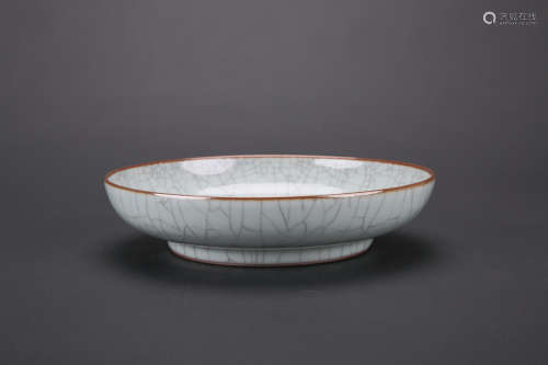 Chinese Guan Ware porcelain plate, Chenghua mark.