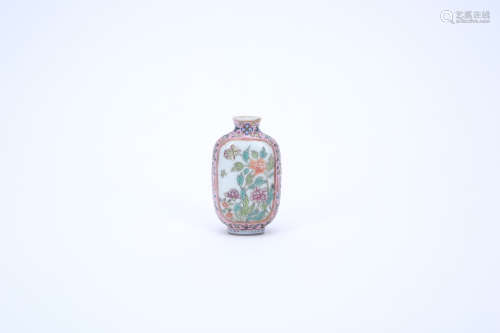 Chinese famille rose porcelain snuff bottle, Qianlong