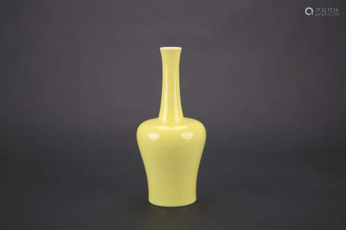 Chinese yellow glazed porcelain vase, Kangxi mark.