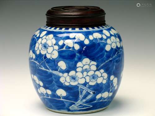 Chinese blue and white porcelain jar with wood lid,