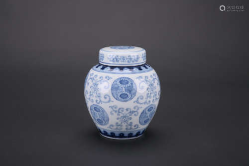 Chinese blue and white porcelain jar with lid, Qianlong