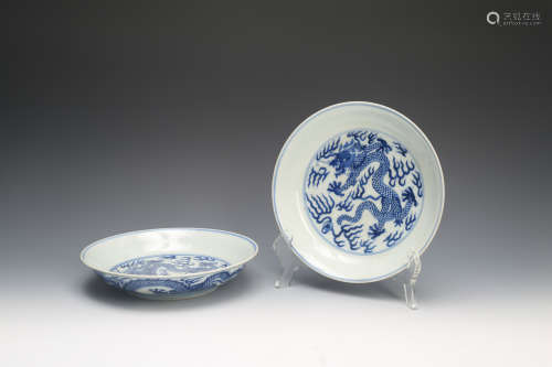 Pair Chinese blue and white porcelain dragon plates,