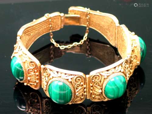 Silver bracelet with malachite inlaid.