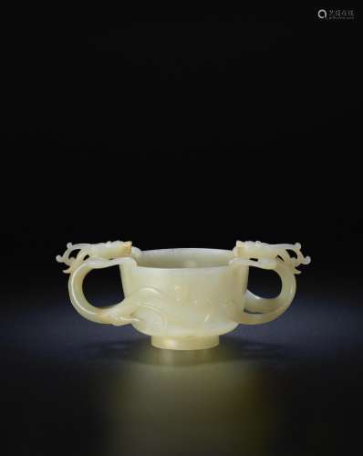 A pale green jade 'chi dragon' cup