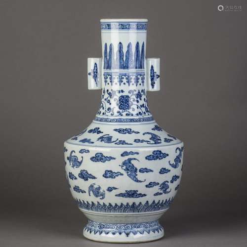 A BLUE AND WHITE PORCELAIN VASE