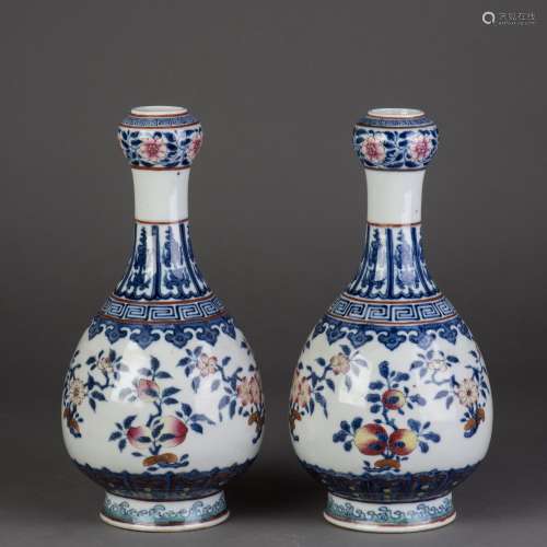 A PAIR OF BLUE AND WHITE AND FAMILLE ROSE GARLIC HEAD SHAPED VASE
