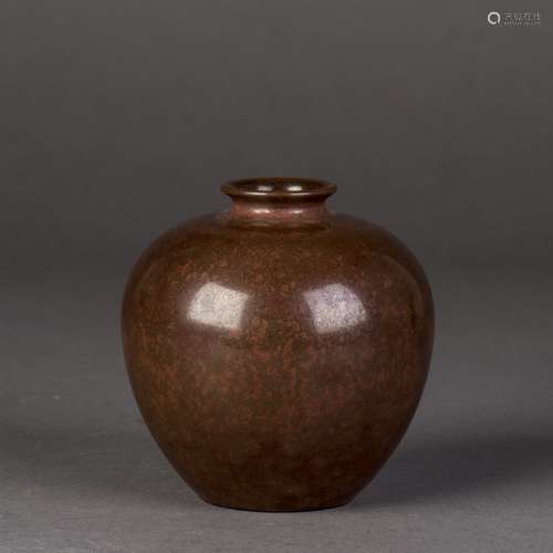 A JIANG YOU GLAZED PORCELAIN JAR