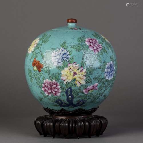 A FAMILLE ROSE TURQUOISE-GROUND VASE