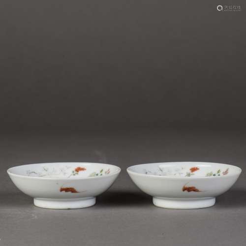 A PAIR OF FAMILLE ROSE FLORAL MOTIF DISH