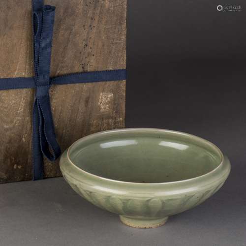 A LONGQUAN CELADON LOTUS PETAL BUD BOWL