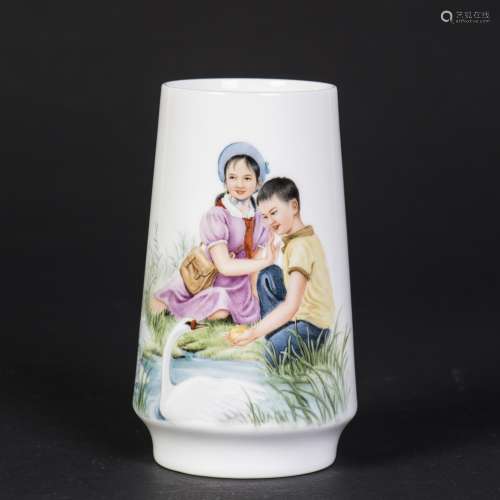 A CHINESE HAND-PAINTED PORCELAIN VASE