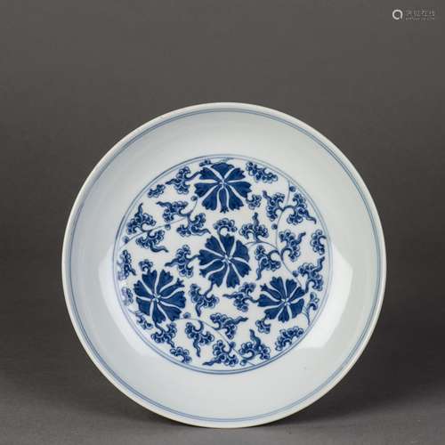 A BLUE AND WHITE PORCELAIN DISH