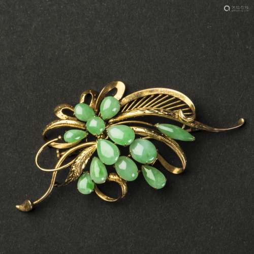 A RICH JADEITE AND GOLD SPRAY BROOCH