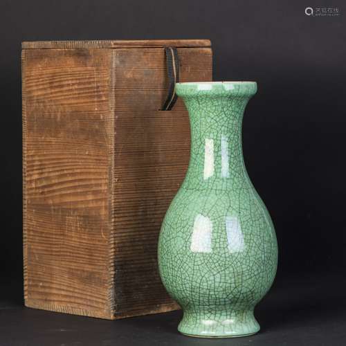 A CHINESE APPLE GREEN CRACKLE GLAZE VASE