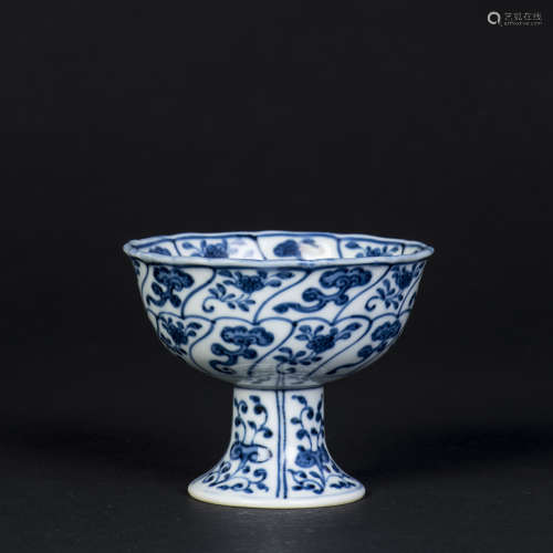 A BLUE AND WHITE GANODERMALUCIDUM PATTERN HIGHT-FOOT CUP, QING YONGZHENG