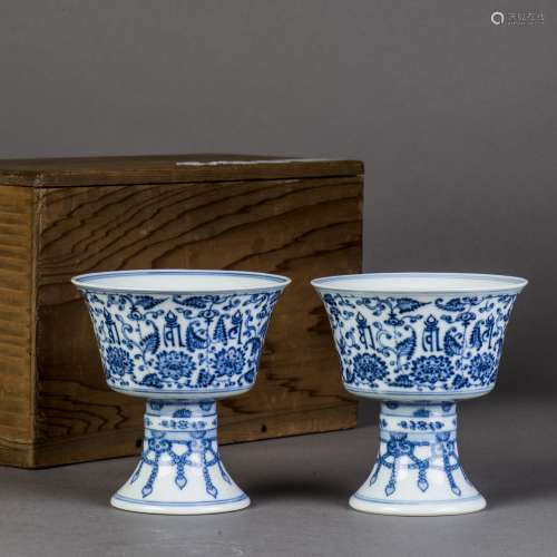 A PAIR OF BLUE AND WHITE PORCELAIN OIL LAMP, QING QIANLONG