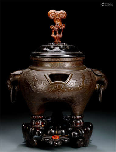 A LARGE BRONEZ CENSER ON WOOD STAND AND WITH WOOD COVER AND LINGZHI HANLDE