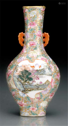 A SMALL FAMILLE ROSE PORCELAIN VASE WITH TWO HANDLES