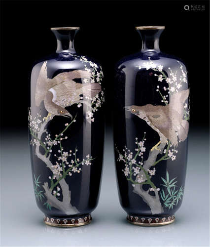 A FINE PAIR OF CLOISONNÉ ENAMEL VASES, Japan, Meiji period, each one decorated with a bird of prey seated atop a cherry tree ond a dark blue ground - Very minor wear, partly tiny surface imperfections, otherwise good condition