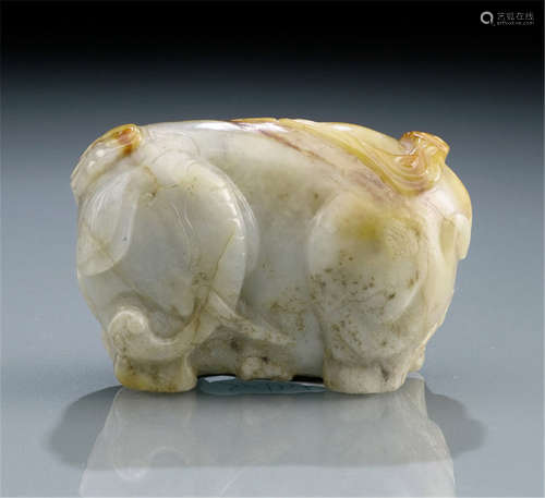 A SMALL JADE CARVING OF AN ELEPHANT AND LINGZHI FUNGUS, China, 17th/18th ct