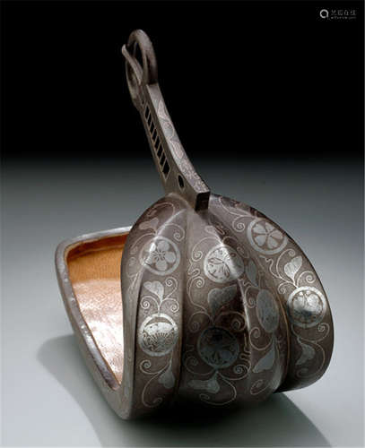 AN IRON STIRRUP (ABUMNI), Japan, inlaid sign.: Kiyomitsu saku, Edo period, with silver inlaid decoration of various crests (mon) and foliage - Minor wear