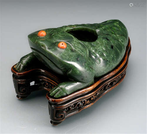 A GREEN JADE THREE-LEGGED TOAD BRUSHWASHER WITH CORAL-RED EYES