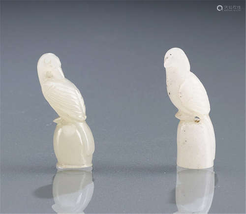 A PAIR OF MINIATURE JADE BIRDS, China, 18th/19th ct